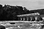Ein ICE-T auf der Rheinfallbrücke bei Schaffhausen.