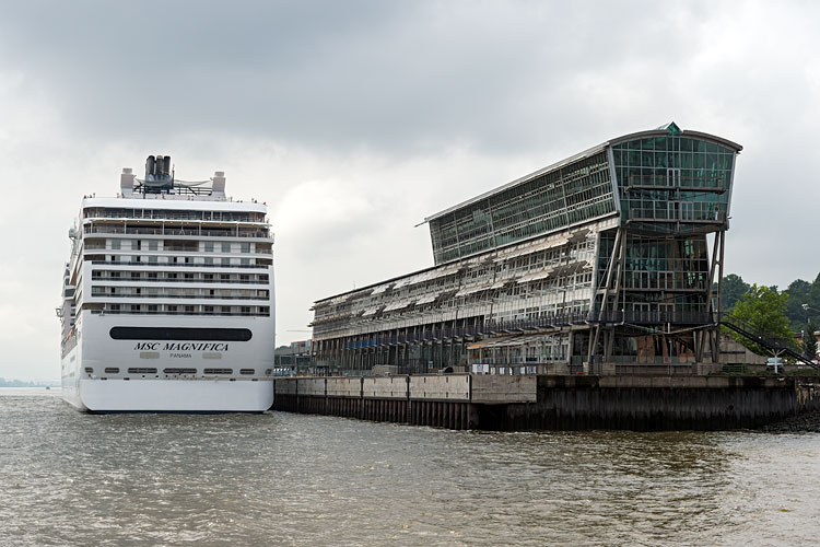 Hamburg Hafen Cruise Center und MSC Magnifica