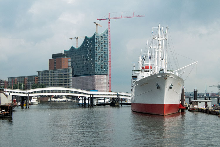 Hamburg Hafen Elbphilhamonie, Jungfernsteg und Cap San Diego